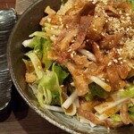 焼鶏 かかし - 鶏皮パリパリサラダ。美味しい。