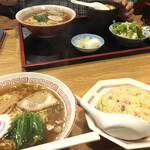 新門飯店 - ラーメンと半チャーハンのセットをいただきました