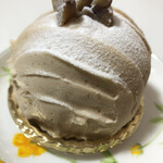 モーツァルト - 人気No.1のマロングラッセ。洋酒が効いたマロンクリームと中には栗もふんだんに入っています。底はキャラメルをパイ生地にしていて香ばしくて美味しいです。