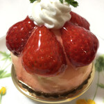モーツァルト - 苺タルト。タルト生地が分厚くて食べ応え抜群です。中のカスタードクリームもしつこくなくて美味しいです。