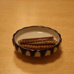 うな一 - お通しの骨せんべい