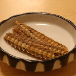 うな一 - お通しの骨せんべいアップ