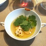 La Brianza - つぶ貝とその出しのスープにトマトとパクチー。出しがしっかりのスープトマトとパクチーよく合っておいしい☆つぶ貝も噛むほどにジュワっとしてますますおいしい～