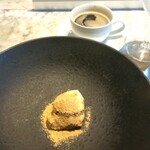 La Brianza - ディカフェのコーヒーと。ブリアンツァのふんわりミルキーなティラミス大好き、おいしいきな粉でアレンジされたティラミスもおいしい。イタリアが逆輸入した方がいいんじゃないかしらと思うおいしさだわ～♡