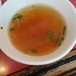 梁山泊 - 焼豚卵めしに付いてくるスープ