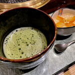 Ginza Cobau - ・宇治抹茶
      ・杏仁豆腐と金柑
      
      最後にお薄が出るって、とても良い…！
      苦みがお肉の脂をサッと切ってくれて、とても良きタイミングに美味しく飲むことが出来た。
      これ、他のお店も真似してほしいくらい。感激。