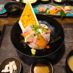 東家 - 旬の海鮮丼ウニ板ハーフ付