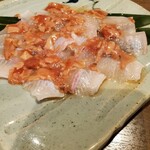 宮島グランドホテル 有もと - 穴子の石焼き。生きてる穴子をさばいて、かつおの酒盗にからませたもの。卓上で、石で焼きます。