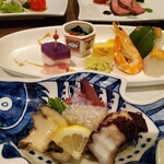 宮島グランドホテル 有もと - 夕食。奥の広島牛のローストビーフが美味。手前のこんにゃくは、子持ちししゃもの卵入り。