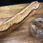 パン・デ・フィロゾフ - アルファバゲット　税込240円、リュスティックノワ　税込250円