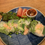 THAIFOOD DINING マイペンライ - 生春巻き、トマトといっあにお皿に盛りました〜