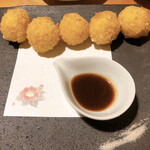 銀乃 - カニクリームコロッケを塩でいただくのも○