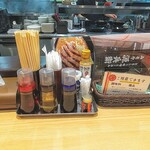 とろこく味噌らーめん みそや 源兵衛 - 他に割スープ、ニンニク、一味唐辛子、子供用割り箸、穴あきレンゲ、紙エプロンも用意されてます。