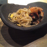 Tajimaya - 小鉢は、ナムルとキムチ。