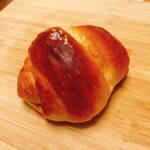 トリュフベーカリー - ラムレーズンバターの塩パン（180円）