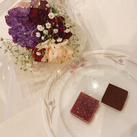 東京會舘 銀座スカイラウンジ - ゼリーとチョコ、いただいたお花