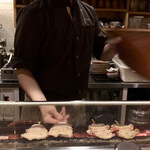 とり喜 - 一瞬だけ手羽を焼くお弟子さん