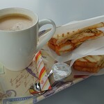 赤い屋根 - 料理写真:珈琲＆ホットサンド