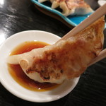 中国料理 遊香 - 【焼餃子】パリッと焼かれた皮...