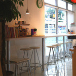 サンデリカ - 白を基調としたシンプルで可愛いカフェダイニングです。通りが見渡せるカウンター席。