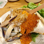 韓国食堂 入ル - 活きワタリガニのカンジャンケジャン
      美しいオレンジ色のカニ味噌
      下にはご飯
      豪華にイクラをトッピング