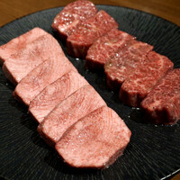 焼肉うしごろ 表参道店 - 左 極みのタン、右 ハラミ