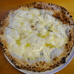 Pizzeria Alto Palazzo - クワトロフォルマッジ
