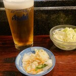 壱鳥 - 生ビールと付きだし(キャベツ  お新香)