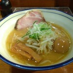 翔鶴 - スープが濃厚です。トロンとしてますね。ドロンとかドロドロだと、わたしは苦手なんですが、このトロン感は良いです良いです。
      