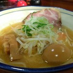 Shoukaku - 冬季限定、数量限定の「味噌らーめん 麺大盛無料」(¥720-税込)です。無料券で煮玉子を付けてもらいました。
                