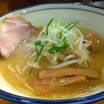 翔鶴 - 白味噌ベースだからかな？優しい味わいです。数種類の野菜と香辛料からコクと深みが生まれるんですね。名前が出てきませんが「この香辛料」が良い役を演じてます。あぁ、名前が出てこなーい。