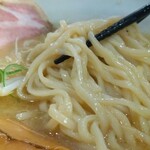翔鶴 - 麺は「やや低加水中太モチゴワやや縮れ麺」です。味噌スープに合いますね。