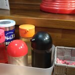 翔鶴 - 調味料たち。粗挽き黒胡椒で味変する余裕がありませんでした。もう、一気に食べちゃいました。