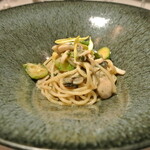 リストランテ カノフィーロ - ヤリイカと牡蠣、芽キャベツのアーリオオーリオ　スパゲッティ