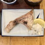 大漁一家 - 大漁ランチ（刺身盛り、本日のカマ焼き） ¥1,000 の本日のカマ焼き（カンパチ）