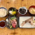 Tairyou Ikka - 大漁ランチ（刺身盛り、本日のカマ焼き） ¥1,000