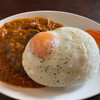 コーヒーとお茶の専門店 方丈 - ハンバーグ&目玉焼きカレー(サラダドリンク付き) 1,390円税込