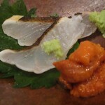 旬彩 天ぷら 心来(しんら） - 先付・刺身：新鮮で もっちりとした食感の寒平目の炙りと、お味がしっかり濃厚な雲丹。 寒平目の炙りに山葵をのせて頂くのも良し、雲丹と山葵を一緒に頂くのも最高ですョ！　　　　　2020.12.12