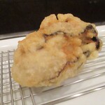 旬彩 天ぷら 心来(しんら） - 牡蠣：かなり大きいです！　しかも、ぷりぷり食感で ミルキー！ まずは、そのままで、続いて 檸檬をちょっぴりふって頂きました。　　　　　2020.12.12