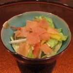 旬彩 天ぷら 心来(しんら） - サラダ：心来オリジナルドレッシングの 定番サラダです。 玉子の卵白を蒸してから丁寧に裏漉しして、胡麻、酢、塩 etc．を加えて作られたドレッシングの さっぱりしたお味が、天ぷらの油分を 口の中から消し去ってくれます。　　　　　2020.12.12