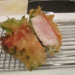 旬彩 天ぷら 心来(しんら） - 金目鯛の大葉巻き：金目鯛に大葉を巻いて揚げてあります。 ゾクゾクっとするほどの美味しさです！　ミディアムレアーで、脂がメチャのていますョ！　サクッ！ フワッ！　美味しいうえに、ビジュアルも良いですネ！　　　　　2020.12.12