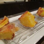 旬彩 天ぷら 心来(しんら） - 薩摩芋：安納芋と シルクスイートの食べ比べです。　食事が始まった頃から 低温で長時間揚げられた 薩摩芋は、でんぷん質が糖質に変化して、どちらも甘ぁ～くて ねっとり系、 とても美味しいですよォ～！　お芋の端は 更に香ばしくて、甘い、パリッとした煎餅のようでサクッとしていて、またまた美味しいですネ！　　　　　2020.12.12