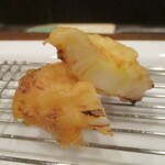 旬彩 天ぷら 心来(しんら） - 下仁田葱・群馬：火が入ったら 油の温度を上げて、揚げながら 白根を少し焦がしてあり、香ばしい薫りがします。 大将のテクニックが光ります。　いい仕事してますねェ～！　　　　　2020.12.12