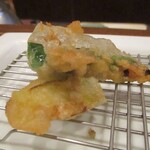 旬彩 天ぷら 心来(しんら） - 下仁田葱・群馬：火が入ったら 油の温度を上げて、揚げながら 白根を少し焦がしてあり、香ばしい薫りがします。 大将のテクニックが光ります。　いい仕事してますねェ～！　　　　　2020.12.12