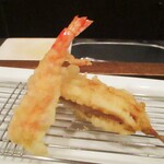 旬彩 天ぷら 心来(しんら） - 活車海老：海老で始まり、海老で終わります。 こりらは、しっかりとあげられ 甘みを感じますョ！　キス・三河湾：身の厚いキスは、表面がサクッ、身がふんわりして 熱々で美味しく頂きました。　　　　　2020.12.12