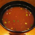 旬彩 天ぷら 心来(しんら） - 　出汁：海老のお出汁がよく効いた、濃い口で甘みを感じられる美味しい赤だしです。 赤出汁の中の海老の頭を お椀の蓋に出しておくと、大将が殻を剥いてくれます。 これも、また 美味しいんですよネ！　　　　2020.12.12