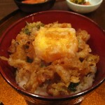 旬彩 天ぷら 心来(しんら） - 〆の 玉子の天ぷら＆かき揚げ丼 730円：かき揚げがサクサクッ！　美味しい天丼のつゆがかけられ、卵の黄身がとろとろで満足感 MAXですョ！　　　　　　2020.12.12