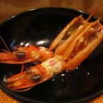 旬彩 天ぷら 心来(しんら） - 赤出汁：海老のお出汁がよく効いた、濃い口で甘みを感じられる美味しい赤だしです。 赤出汁の中の海老の頭を お椀の蓋に出しておくと、大将が殻を剥いてくれます。 これも、また 美味しいんですよネ！　大将曰く、「ここまで頂くと、海老が喜ぶんです。」とのことです。　　　　　2020.12.12