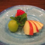旬彩 天ぷら 心来(しんら） - デザート：林檎と大粒シャインマスカット、苺、チョコババロア。　　　　　2020.12.12