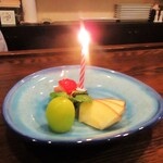 旬彩 天ぷら 心来(しんら） - デザート：林檎と大粒シャインマスカット、苺、チョコババロア。　家内の誕生月でしたので、キャンドルを立てて頂きました。　　　　　2020.12.12